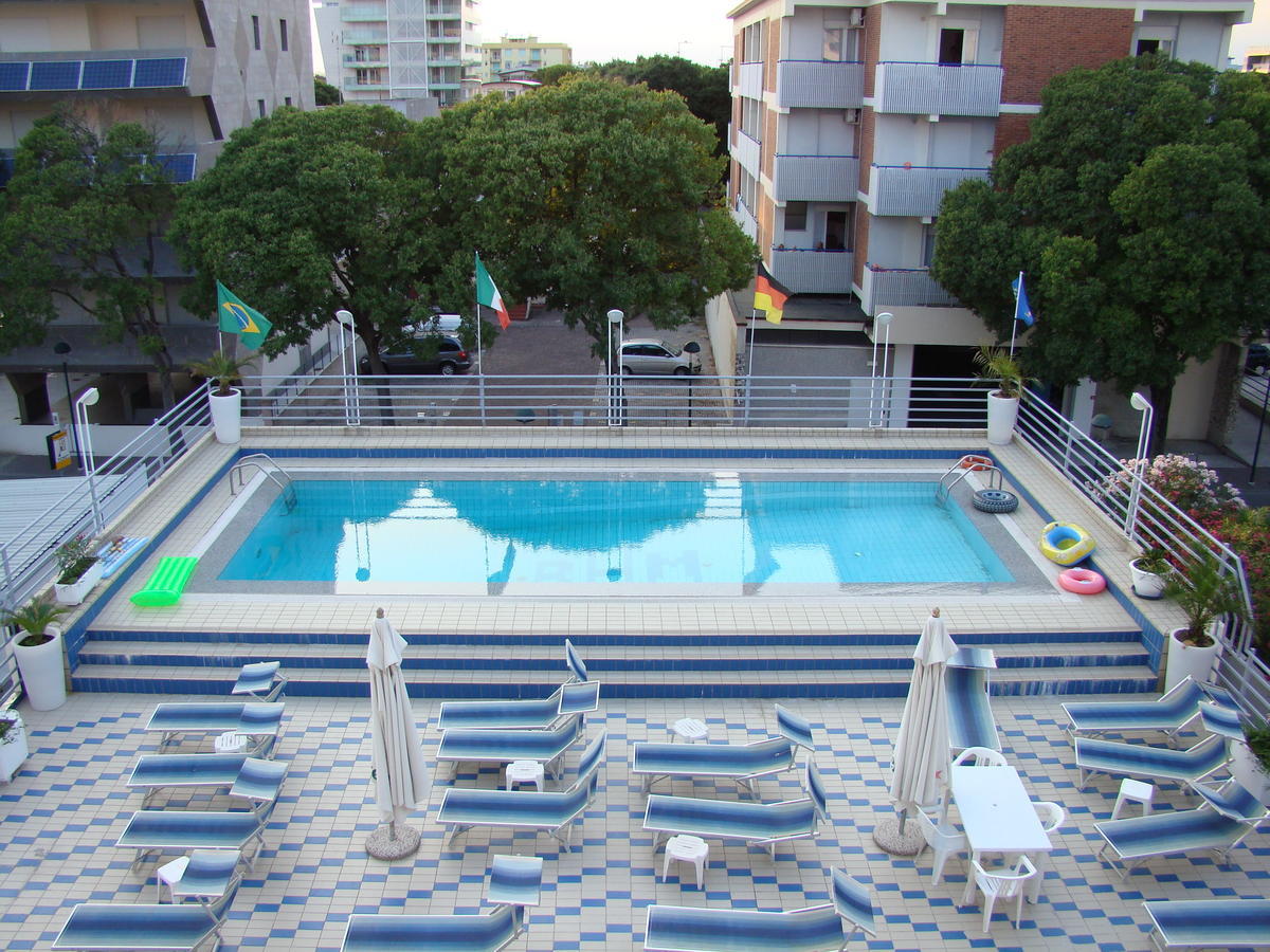 Hotel Blue Marine Lignano Sabbiadoro Buitenkant foto